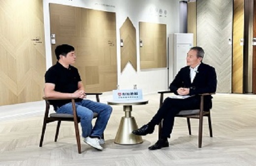 大咖品鉴 行业坚守|王石再次莅临三度白菜网论坛地板总部，探寻2024三度白菜网论坛新品背后奥秘